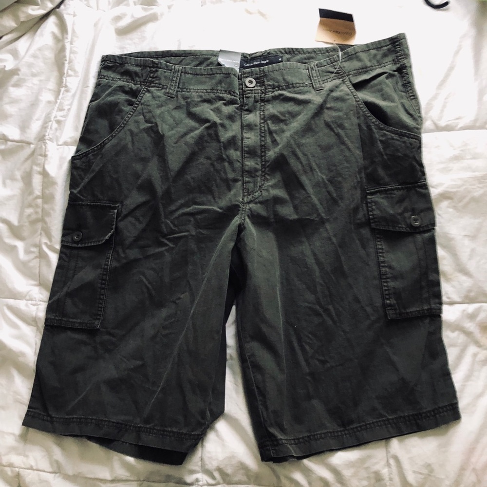 Calvin Klein flat front cargo shorts size 42